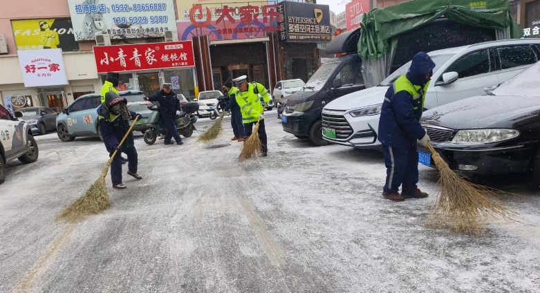 掃雪除冰保平安 不畏嚴寒顯擔當 智慧運營公司全力打響清雪除冰“主動戰”.png